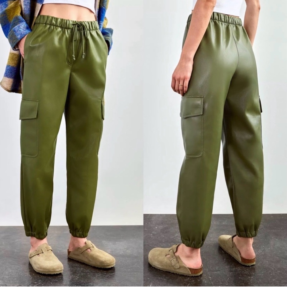Wilfred Free Aritzia Selena Jogger in Oakmoss Green